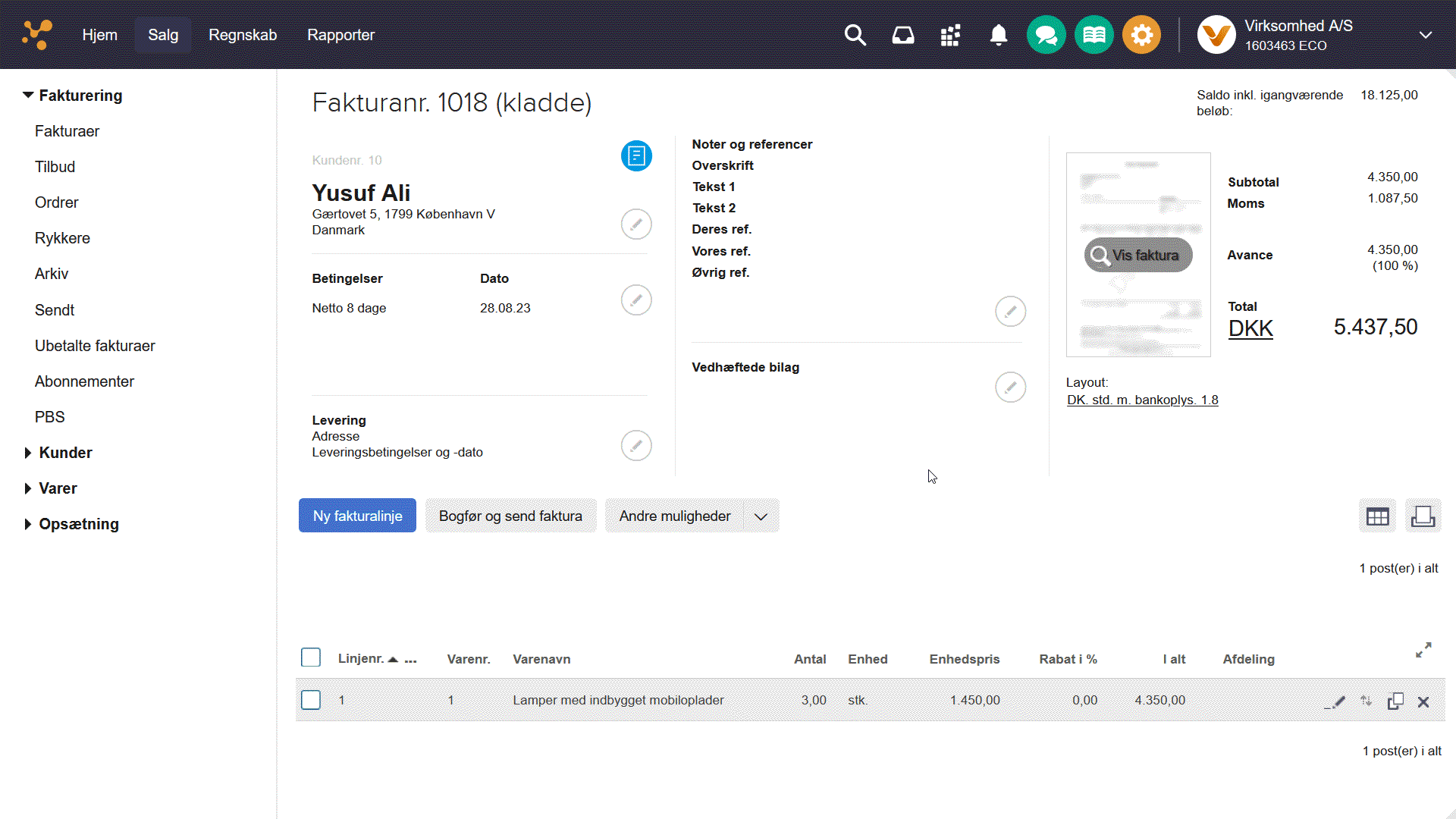 Viser 'Noter og referencer'-felterne i en fakturakladde – bruges til at tilføje en reference eller kontaktperson til fakturaen.