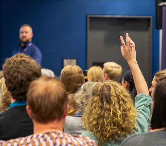 arrangement med hånd i vejret