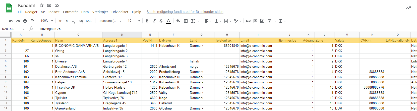 Viser opsætning af en kundefil i et regneark – bruges til at strukturere kundedata korrekt til import.