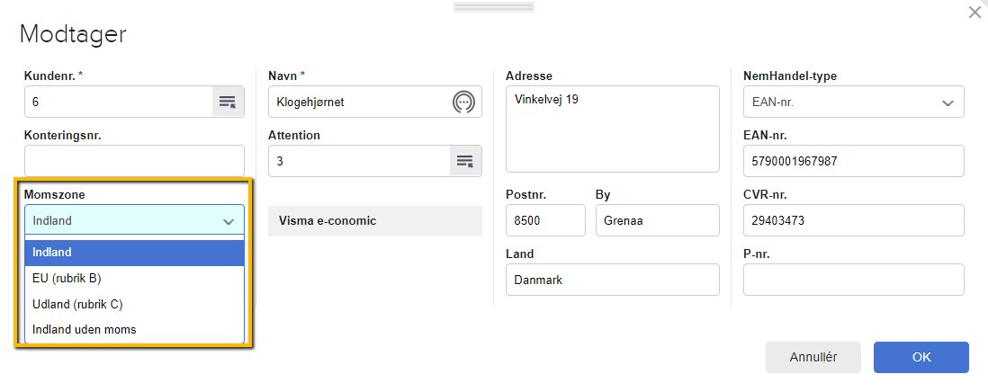 Viser dropdown-menuen 'Momszone' i modtageroplysningerne på en faktura – bruges til at ændre kundens momszone.