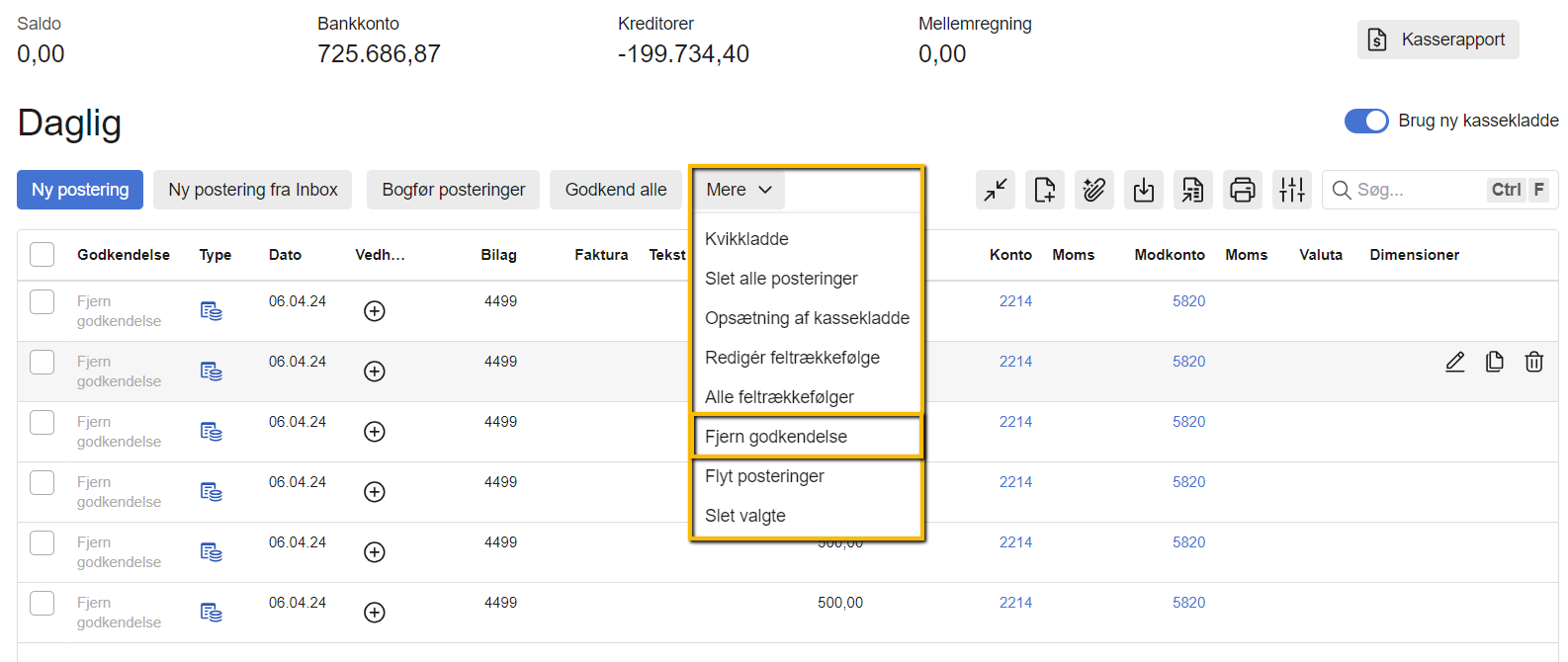 Viser dropdown-menuen "Mere" med punktet "Fjern godkendelse" i en kassekladde – bruges til at fjerne godkendelsen på alle posteringer på én gang.