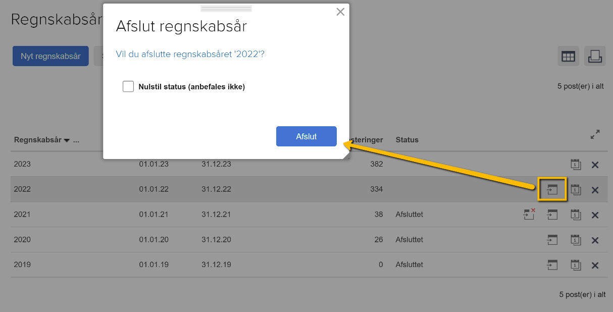 Viser 'Afslut'-ikonet og den resulterende dialogboks i oversigten over regnskabsår – bruges til at bekræfte afslutningen af det valgte regnskabsår.