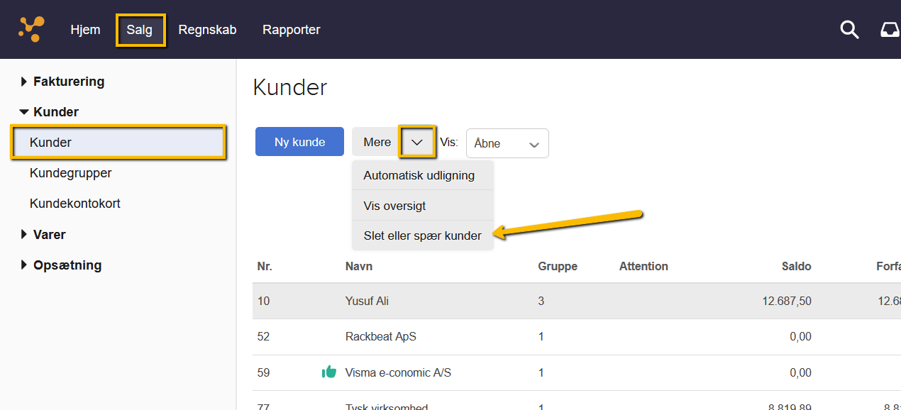 Viser menupunktet 'Slet eller spær kunder' i 'Mere'-menuen i kundeoversigten – bruges til at slette eller spærre flere kunder på én gang.
