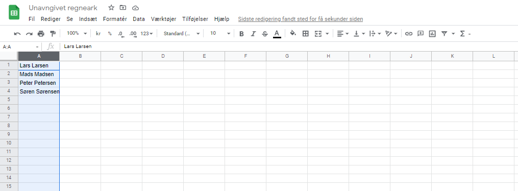 Viser markering af en kolonne med tekstværdier i Google Sheets – bruges til at forberede opdeling af teksten til flere kolonner.